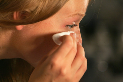 Awas, Ini 5 Bahaya Malas Menghapus Makeup Sebelum Tidur!